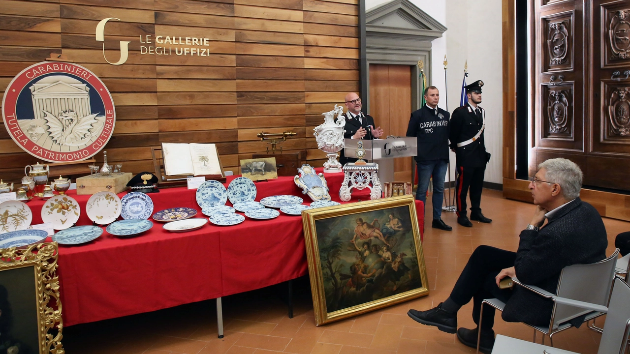 La riconsegna delle opere recuperate dal Nucleo carabinieri per la tutela del patrimonio (foto Marco Mori/New Press Photo)