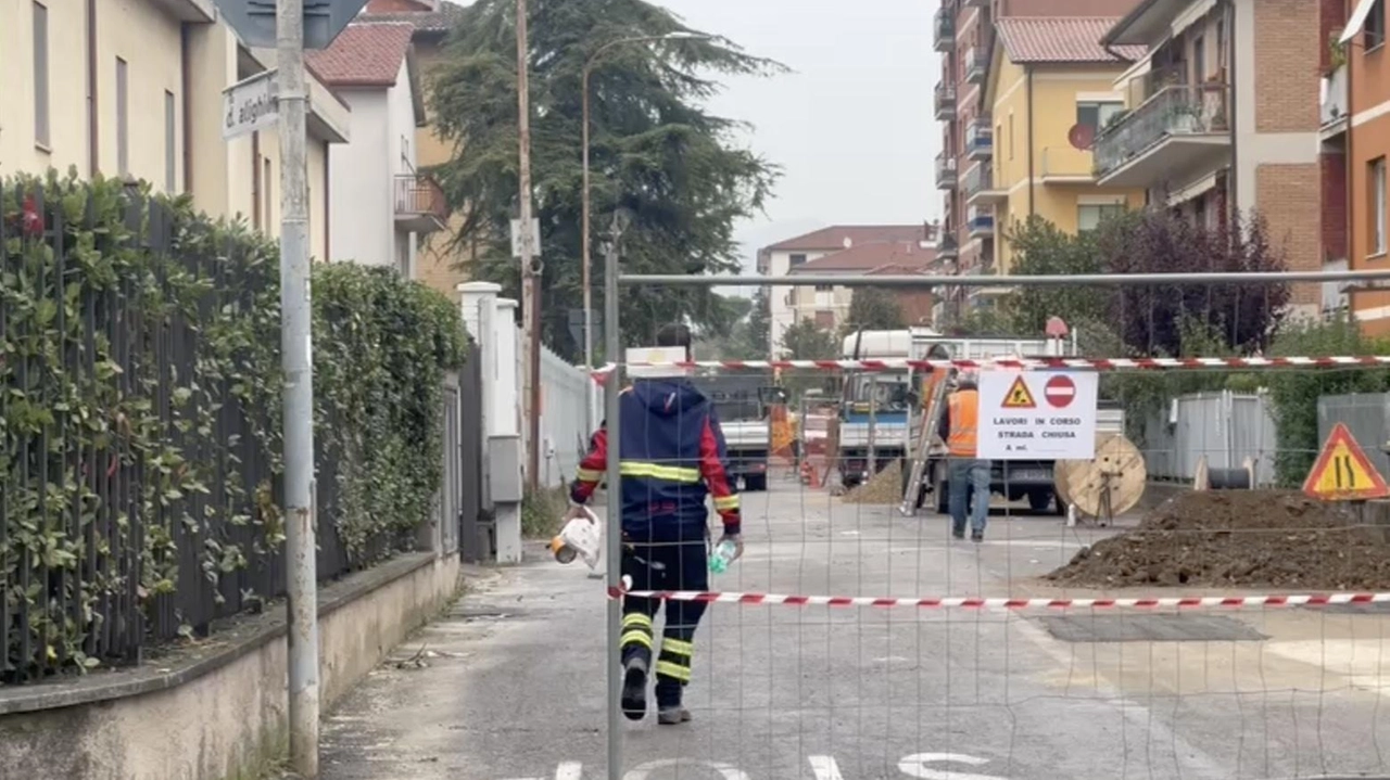 Il cantiere in via Dante Alighieri: il guasto è avvenuto nella zona di san Pio