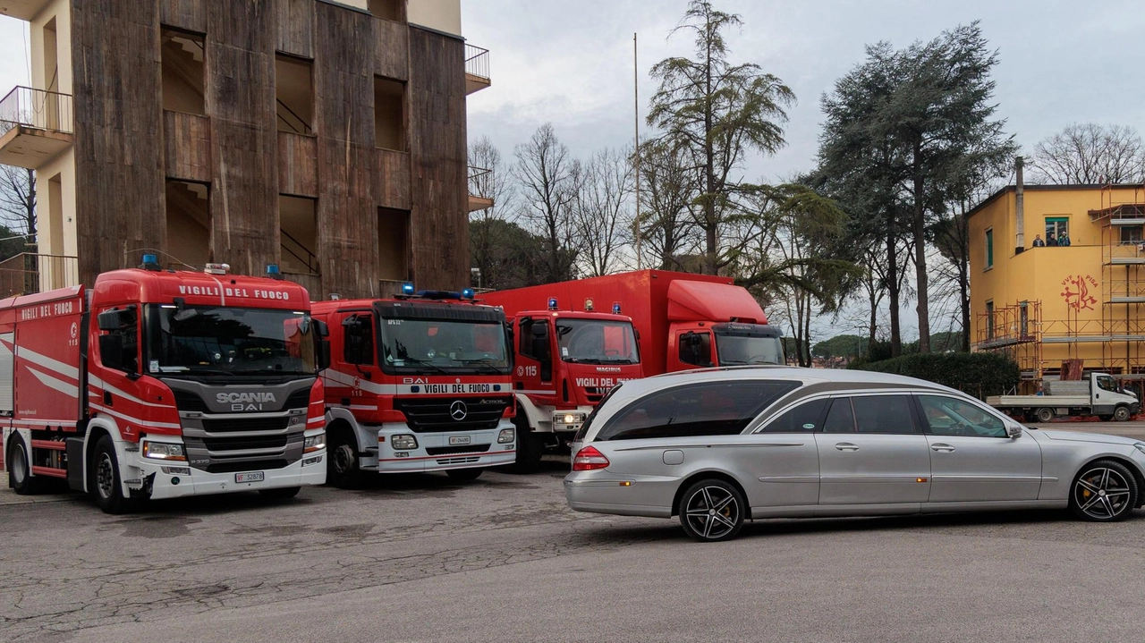 Ieri mattina l’addio a Federico Ficcoli nella caserma (Foto Del Punta per Valtriani)