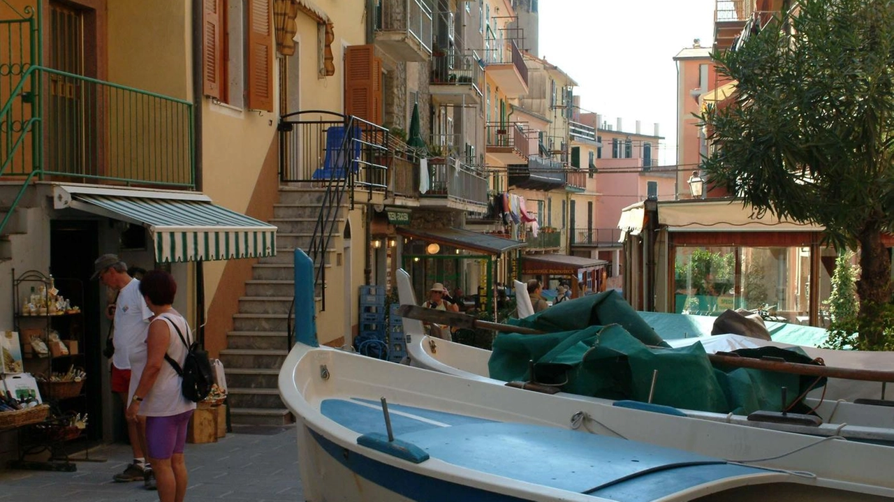 Duro faccia a faccia, sui destini di un dehors sopraelevato alla Marina, tra Palazzo civico e il Circolo pescatori sportivi