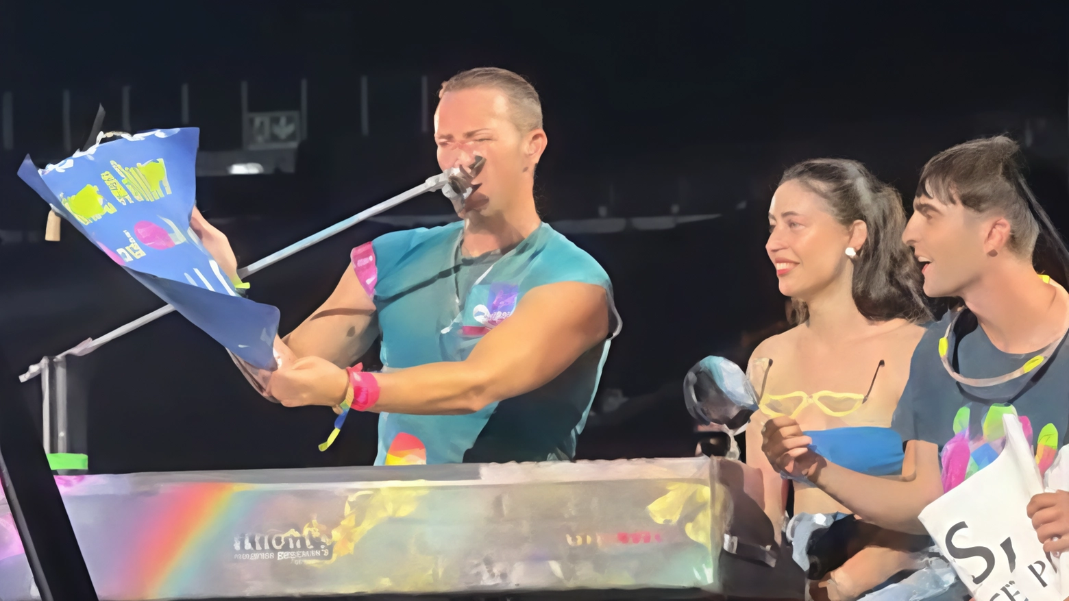 Sul palco con i Coldplay. Martin li chiama a cantare: "Un sogno che si realizza"