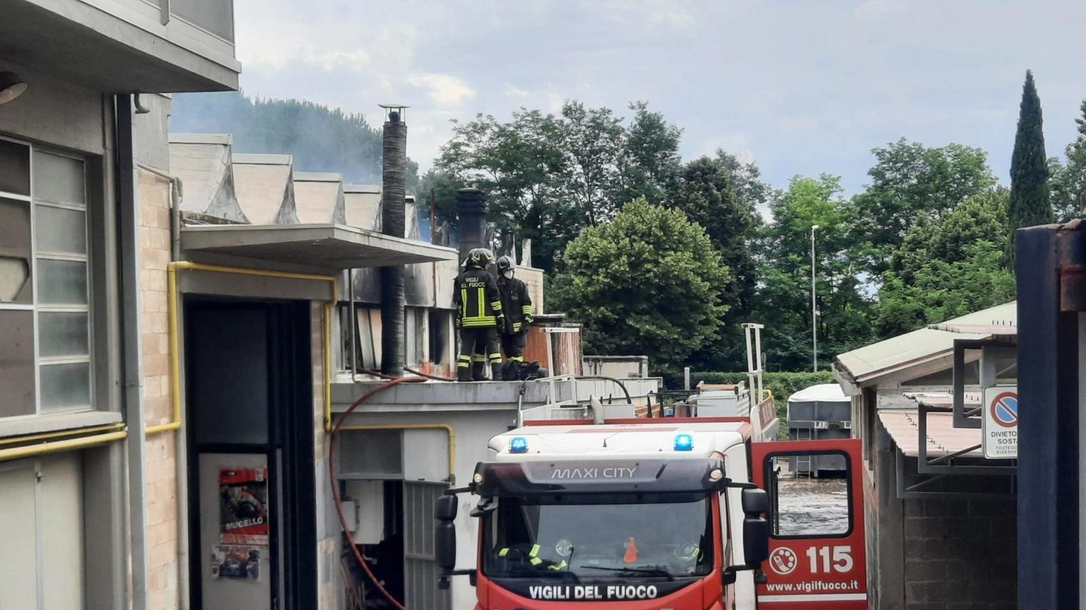 Tavarnelle A fuoco azienda olearia. Crolla il tetto, fiamme alte e tanta paura