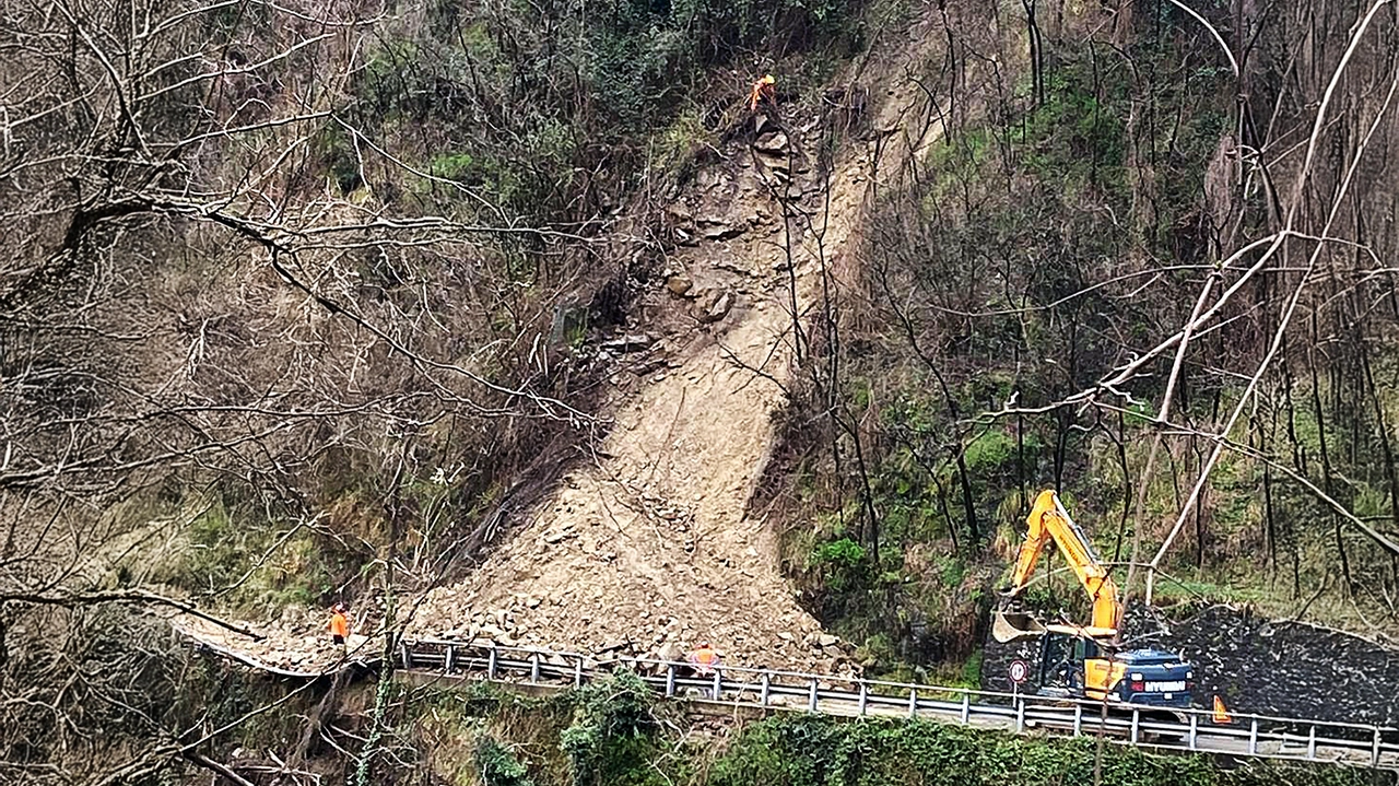 Operai e volontari al lavoro per la frana al ponte fegana (foto Borghesi)