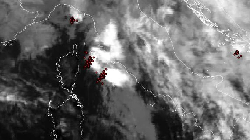 Nella foto satellitare del Lamma si vede la perturbazione che interessa la Toscana