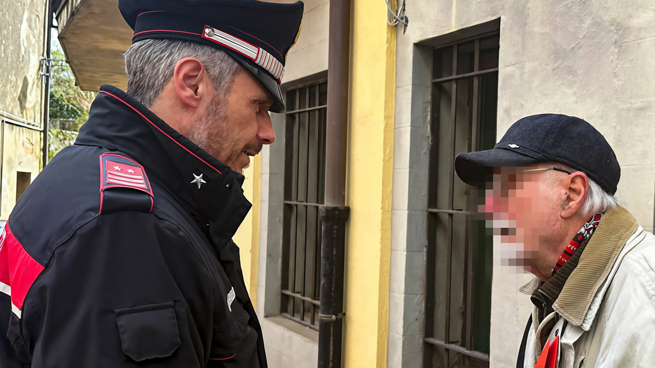 Un militare dell’Arma durante un controllo: l’attenzione al tema truffe da parte delle istituzioni è alta (foto d’archivio)