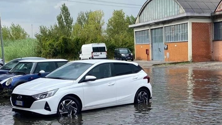 Il piazzale a Seano,. nella zona del Ficarello, che si è allagato completamente dopo la pioggia di mercoledì scorso. Per l’opposizione i tombini non sono stati puliti. Il sindaco risponde subito che nessuna casa o attività è stata allagata