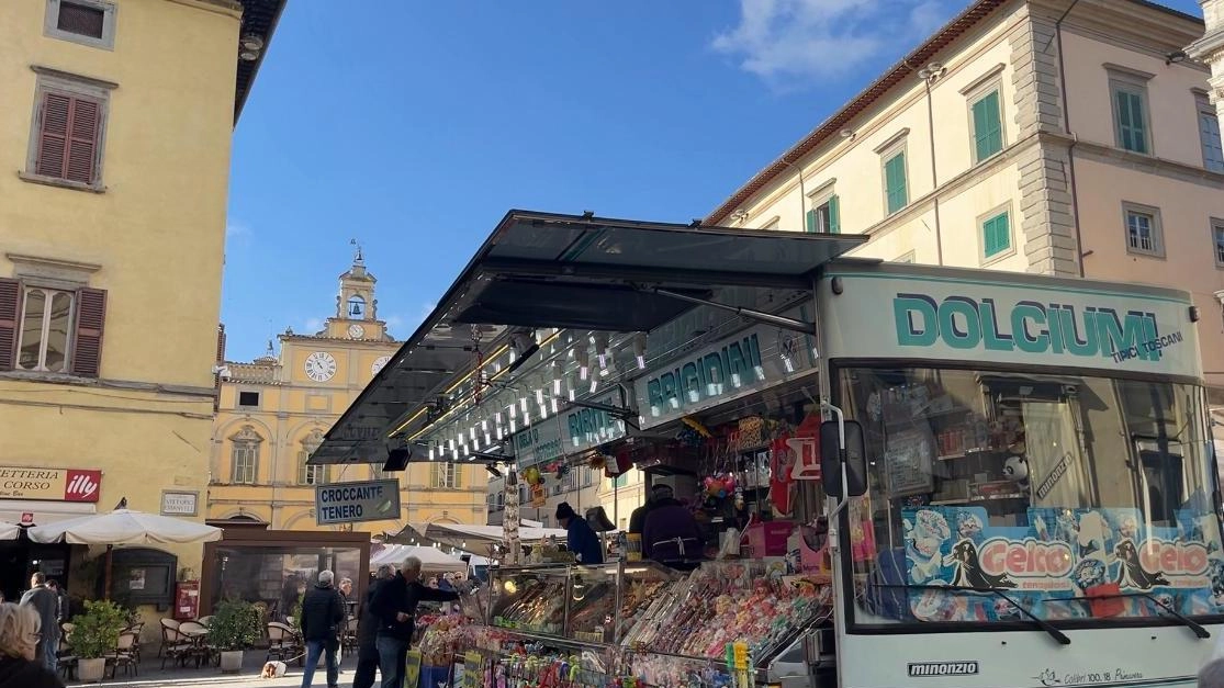 In migliaia a spasso tra Fiere e Retrò. La ricca domenica del centro