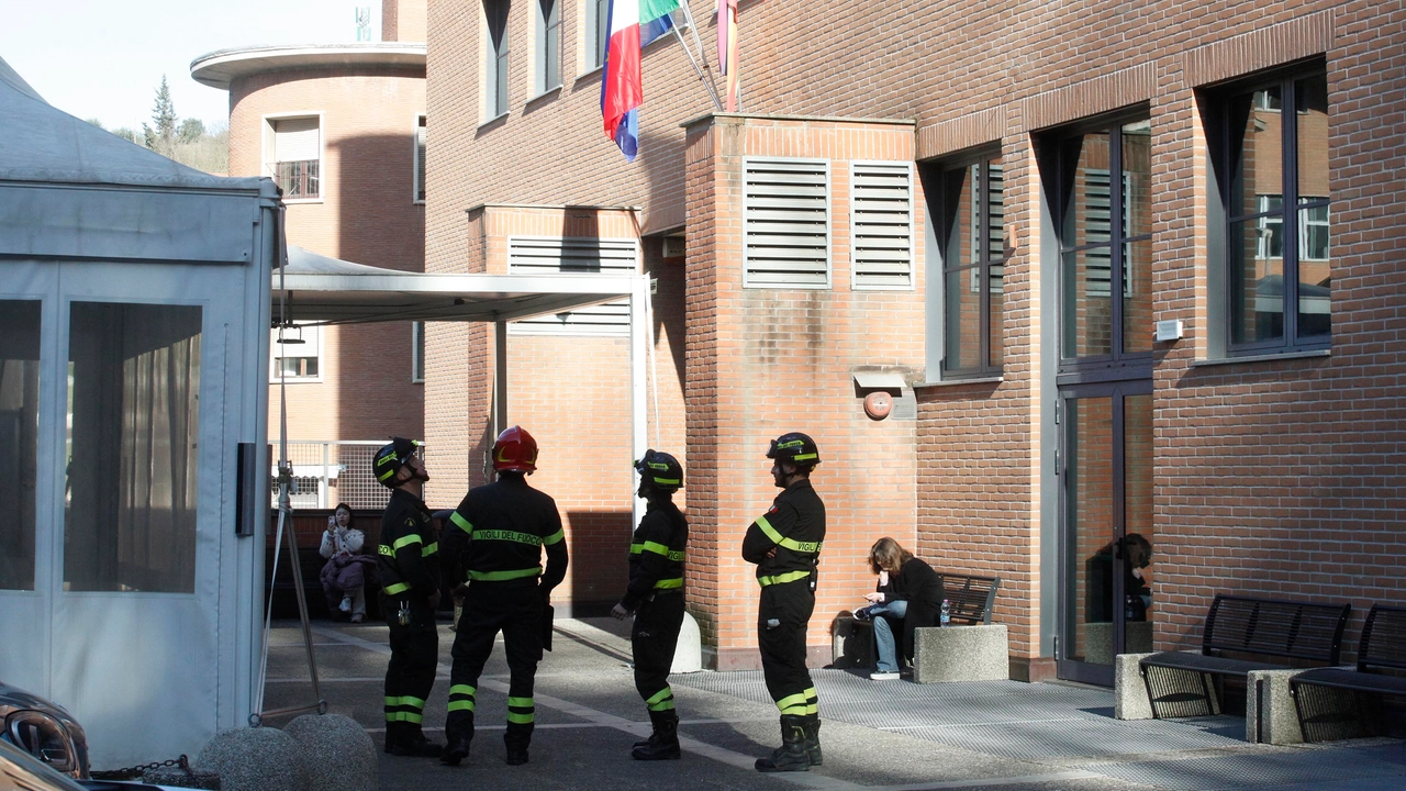 Vigili del fuoco intervenuti in seguito alla scossa di terremoto (Foto Lazzeroni)