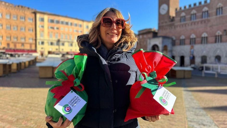 L’assessore Micaela Papi in Piazza con i panettoni solidali, il cui ricavato andrà a favore delle associazioni della Consulta della disabilità