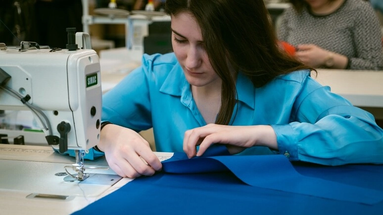 Una lavoratrice del comparto moda (Foto di repertorio)