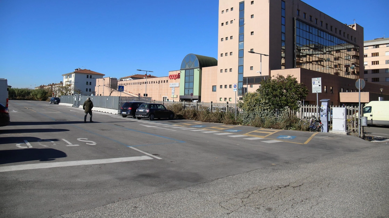 Il parcheggio in zona stazione che nei piani del Comune è destinato a diventare il nuovo bus terminal (foto d’archivio)