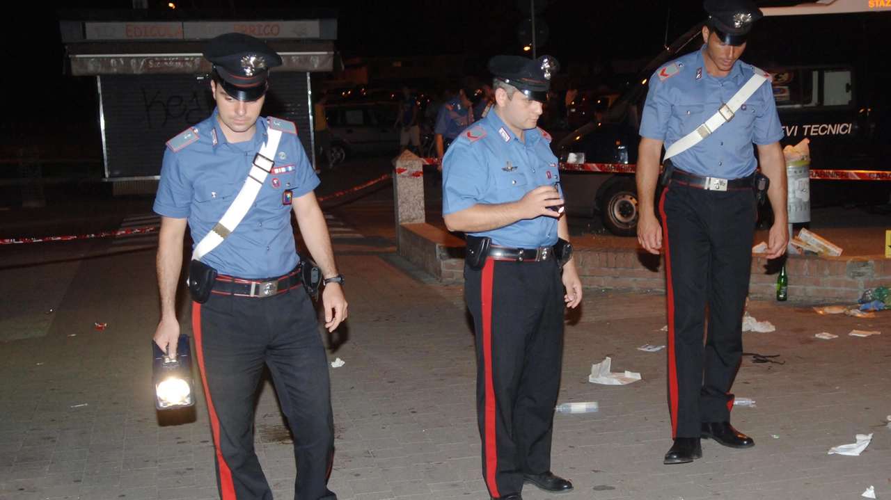 I carabinieri indagano sulla rissa scoppiata in piazza Martiri (foto d’archivio)