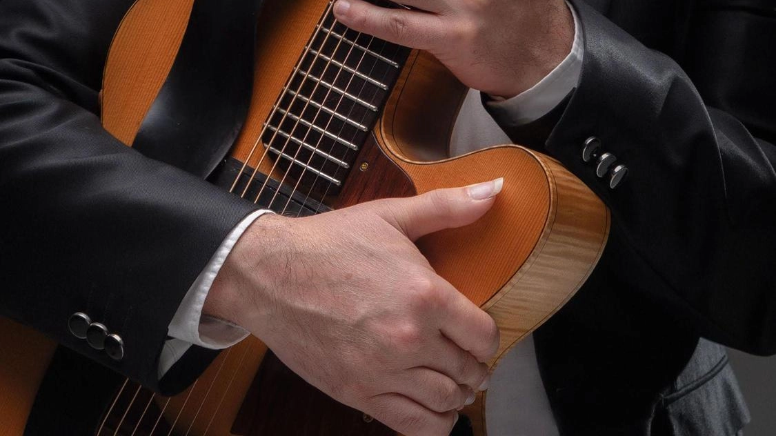 Il secondo appuntamento del "Giannetti International Guitar Festival" a Grosseto presenta Francesco Tizianel con "Carillon", uno spettacolo di fingerstyle che mescola classici del Pop e del Rock con composizioni originali. Un evento unico che celebra la carriera di Tizianel e la magia della chitarra.