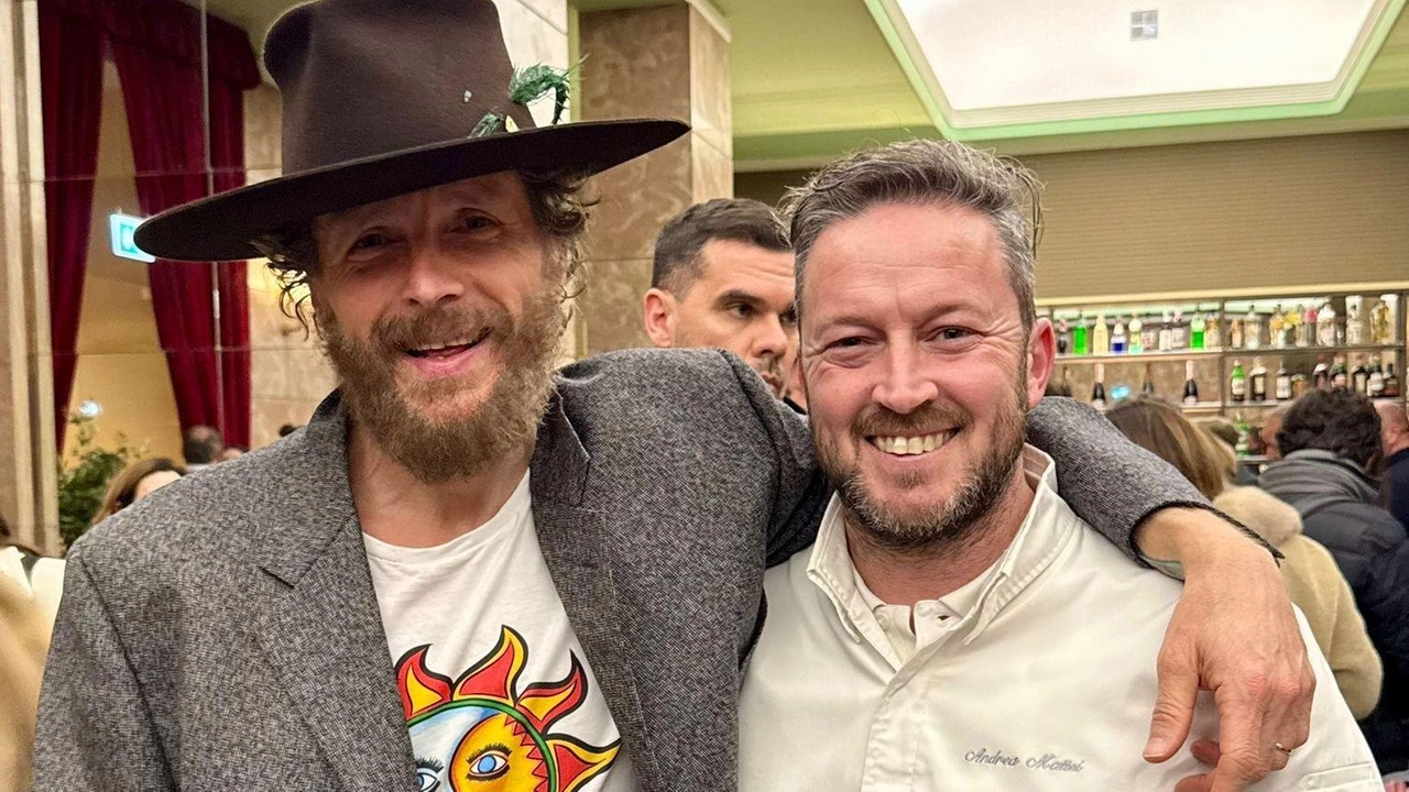 Lorenzo Jovanotti assieme allo chef Andrea Mattei presente con la brigata