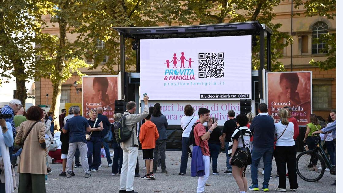 Manifestazione e video anti abortista in piazza Napoleone, femministe e centri sociali contestano