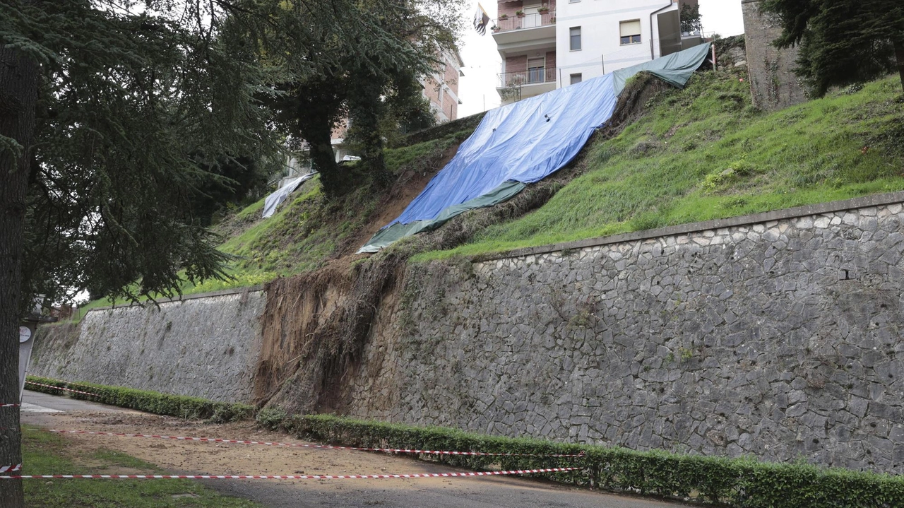 Il cedimento ha interessato la scarpata a ridosso di un palazzo di via Mentana, proprio dietro la tribuna del camposcuola