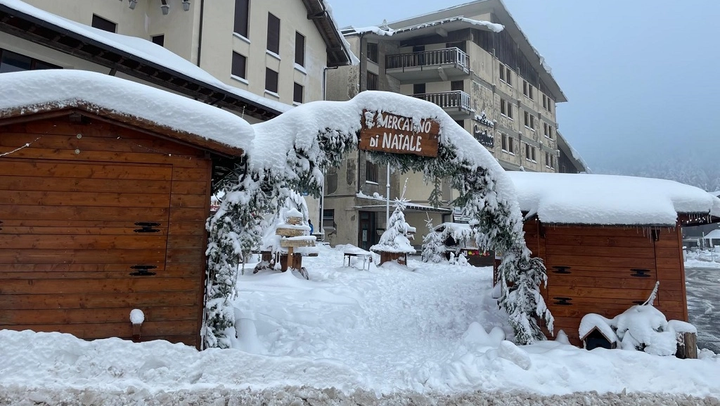 La piazza innevata dell’Abetone