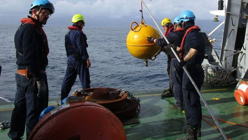 Grazie all’ausilio di Nave Alliance, unità navale della Marina militare, è stato possibile riposizionare la stazione profonda del Distretto ligure delle tecnologie marine