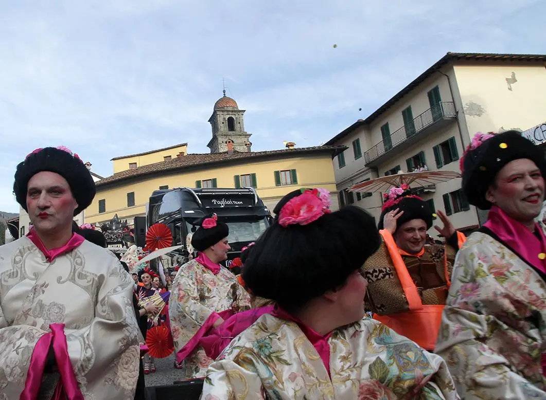 Carnevale, il giorno delle sfilate. Una festa ma anche una sfida. C’è il concorso delle vetrine