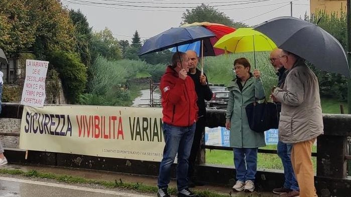 I residenti e commercianti protestano. sul ponte