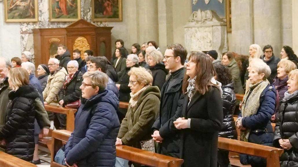 Emozione nella Cappella della Madonna del Conforto tra i fiori della festa. Prima la messa e poi il rosario: il pensiero di tutti al decimo piano del Gemelli.