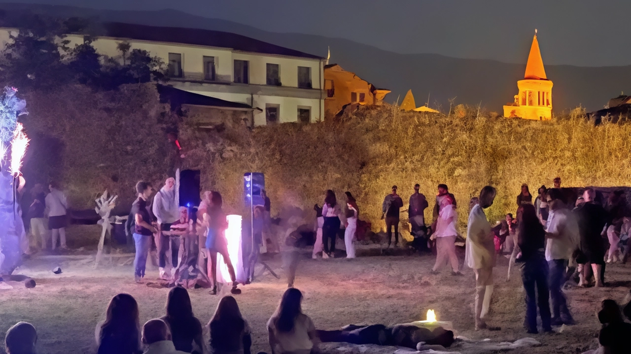 L'associazione "I Citti del Fare" porta Edoardo Bennato, Max Gazzè e Paolo Ruffini al Berta Music Festival a Sansepolcro, in una serata all'insegna della musica e del relax. L'evento, riproposto per il 2024, si svolgerà negli Orti Sociali del Bastione, con cocktail, musica live e dj set. Un momento importante per l'Alta Valle del Tevere, anticipando la notte di San Lorenzo.