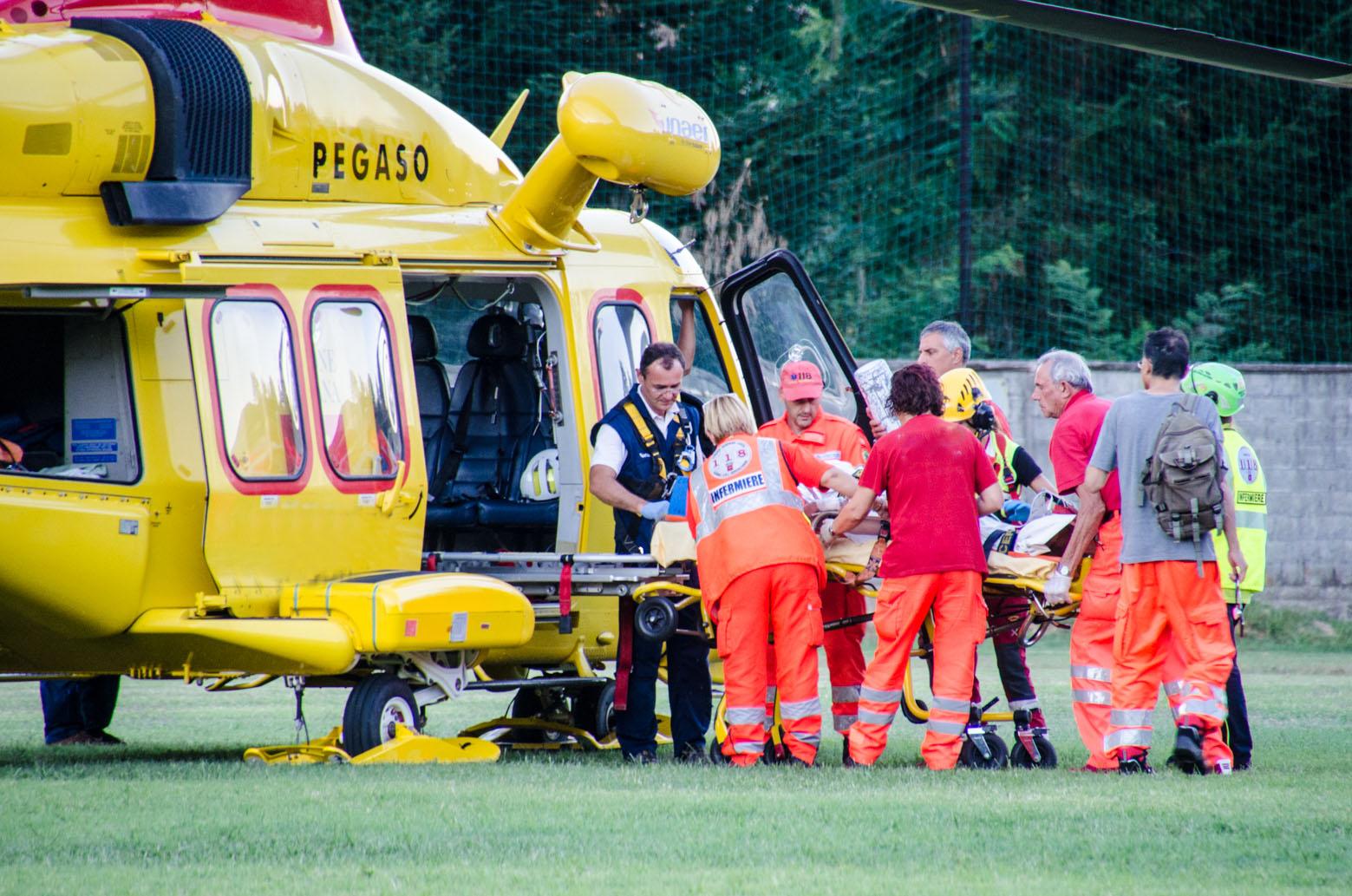 Schiacciato dalla finestra: muore imprenditore mentre scarica il furgone