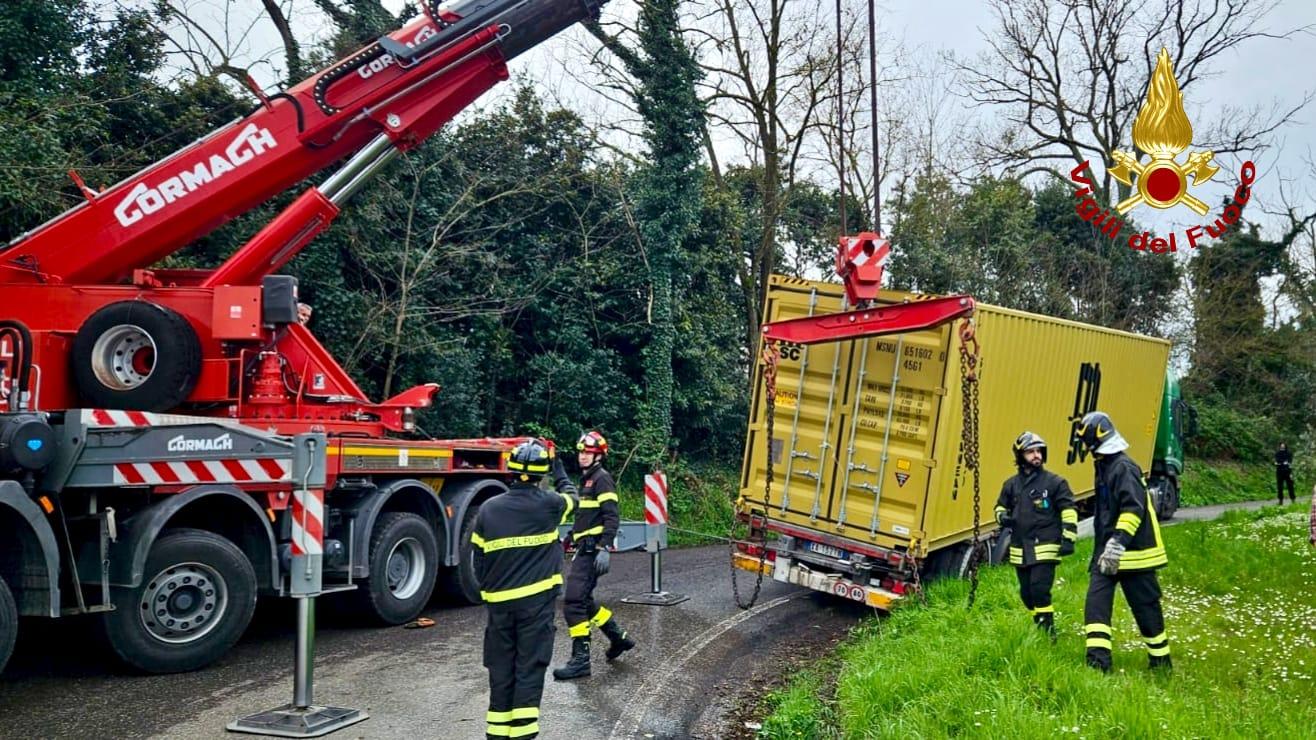 https://www.lanazione.it/image-service/view/acePublic/alias/contentid/ODAzMmQ3NDctYmI2Yi00/0/il-camion-finito-fuori-strada-e-l-intervento-dei-vigili-del-fuoco-con-l-autogru.jpeg