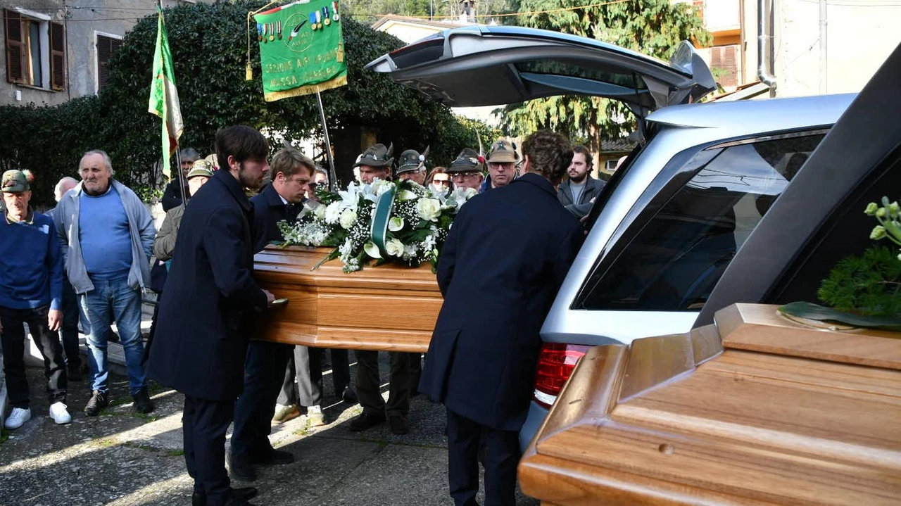 L’ultimo saluto ai coniugi dopo la messa funebre (Foto Paola Nizza)