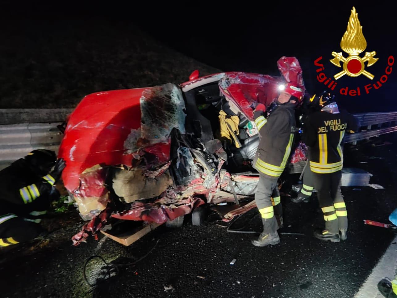 Incidente devastante, muore un uomo in A1: la sua auto trascinata per cento metri da Tir