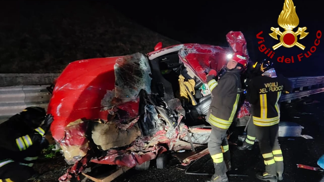 L'incidente in A1, all'altezza di Orvieto: l'auto centrata dal camion è andata completamente distrutta. Un uomo di 51 anni è morto