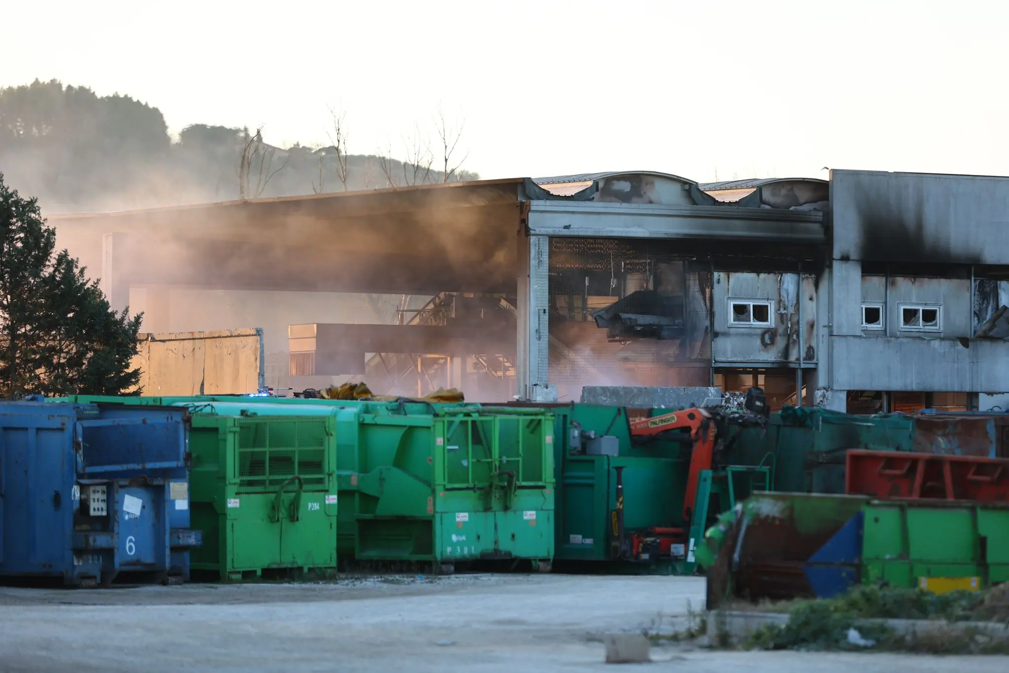 Incendio nell’impianto di carta e cartone, fiamme alimentate dal vento