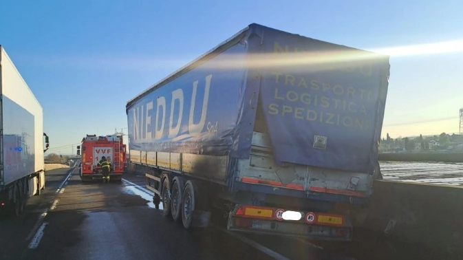 Il camion che ha preso fuoco in Fipili nella mattina di venerdì 17 gennaio (Fonte: Muoversi in Toscana)