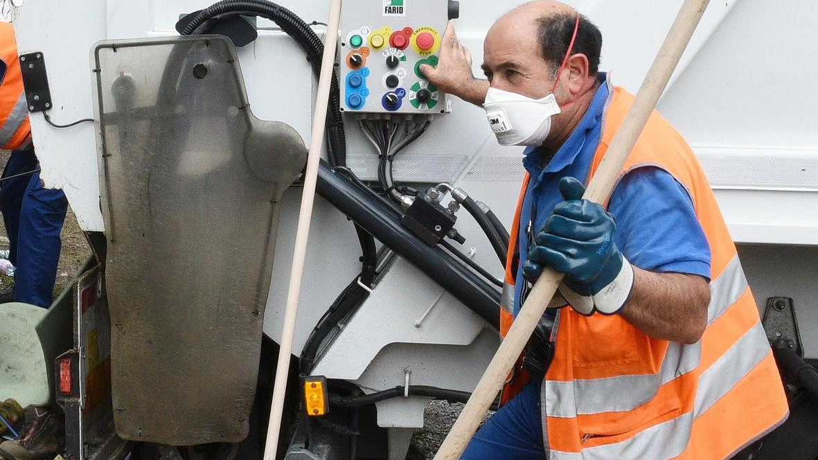 La Fit Cisl denuncia disparità salariali a Carrara dovute all'esternalizzazione di servizi da parte di Nausicaa, con risvolti negativi sulle condizioni di lavoro. Si chiede la reinternalizzazione o l'applicazione di contratti equi per i dipendenti coinvolti.