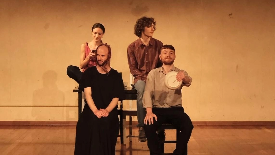 Il festival 'Nuove Terre' presenta a Framura la pièce teatrale 'Petrusinu' del Collettivo Caligo, che affronta il tema della resilienza di una famiglia di fronte a un evento traumatico. Lo spettacolo invita gli spettatori a esplorare le motivazioni e la crescita dei personaggi attraverso un viaggio introspettivo.