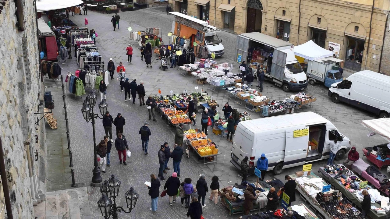 Il tradizionale mercato del giovedì e del sabato in centro storico