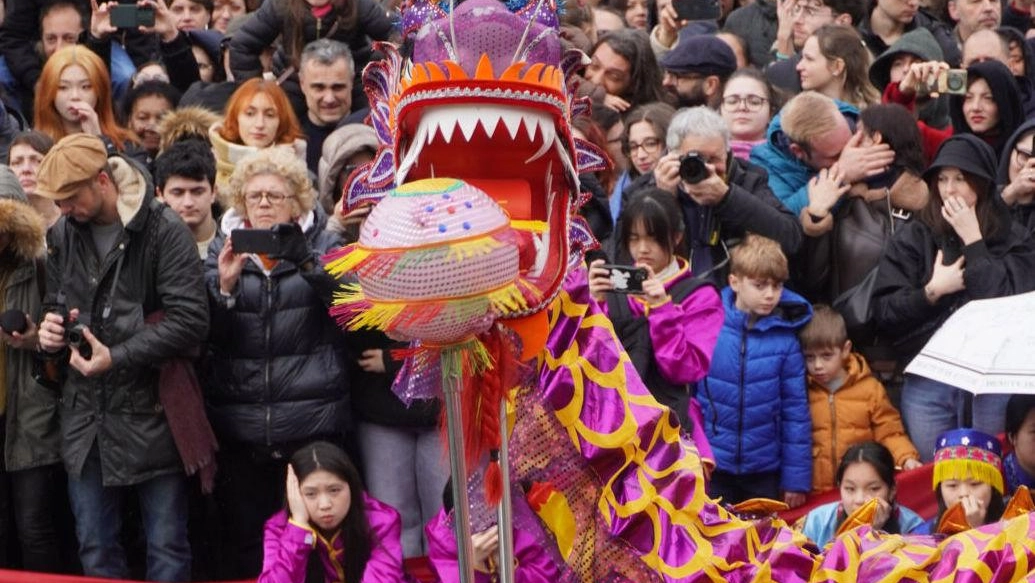 Un momento della sfilata per il Capodanno cinese (foto Attalmi)