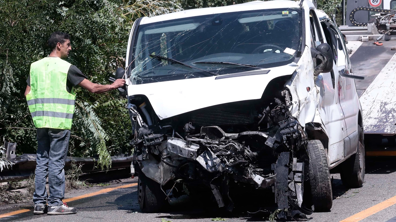 Il van incidentato (foto Lazzeroni)