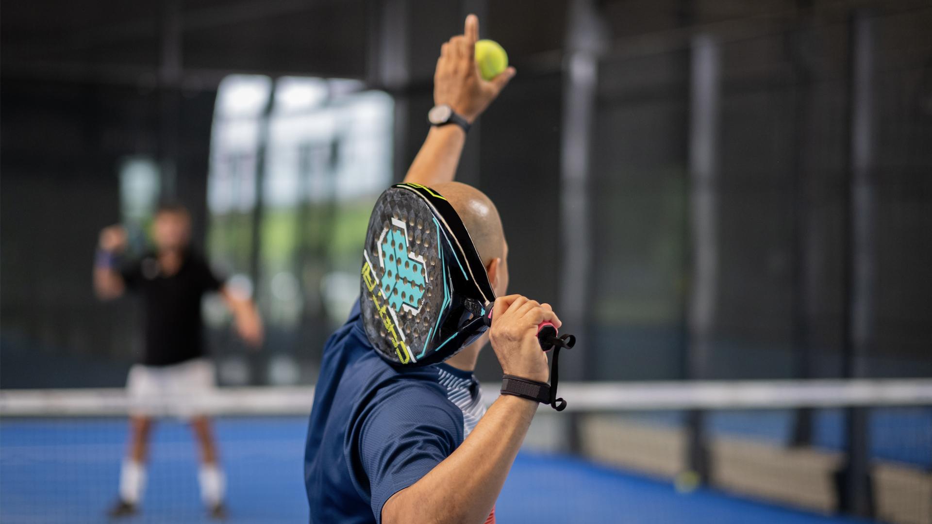 Padel, salvataggio a bordo campo. Il cuore si ferma, corrono gli amici: il battito riparte col defibrillatore