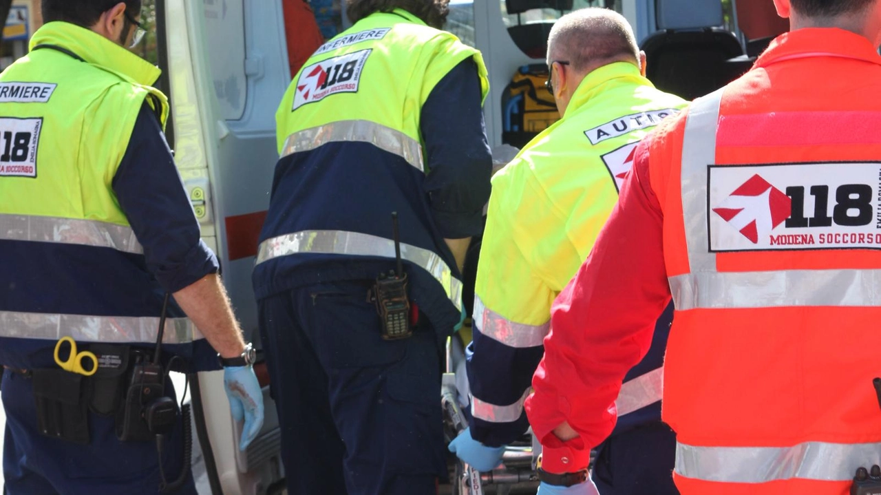 Un trentenne di Carrara ieri mattina è volato in una scarpata lungo viale XXV Aprile tra Fiumaretta e Marinella. Probabilmente...