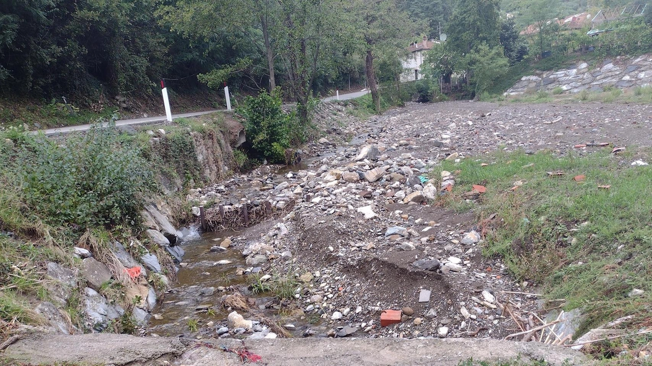 Le immagini scattate a Figline del rio e dei canali di scolo ostruiti da detriti e rami