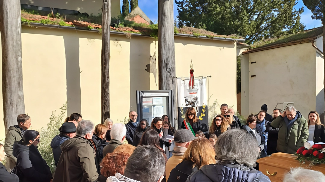 Si sono svolte con una larga partecipazione, le esequie di Massimo Talini con una cerimonia civile al cimitero di Ponte a Cappiano. Talini ancora non aveva compiuto 66 anni ed è stato portato via da un malore improvviso