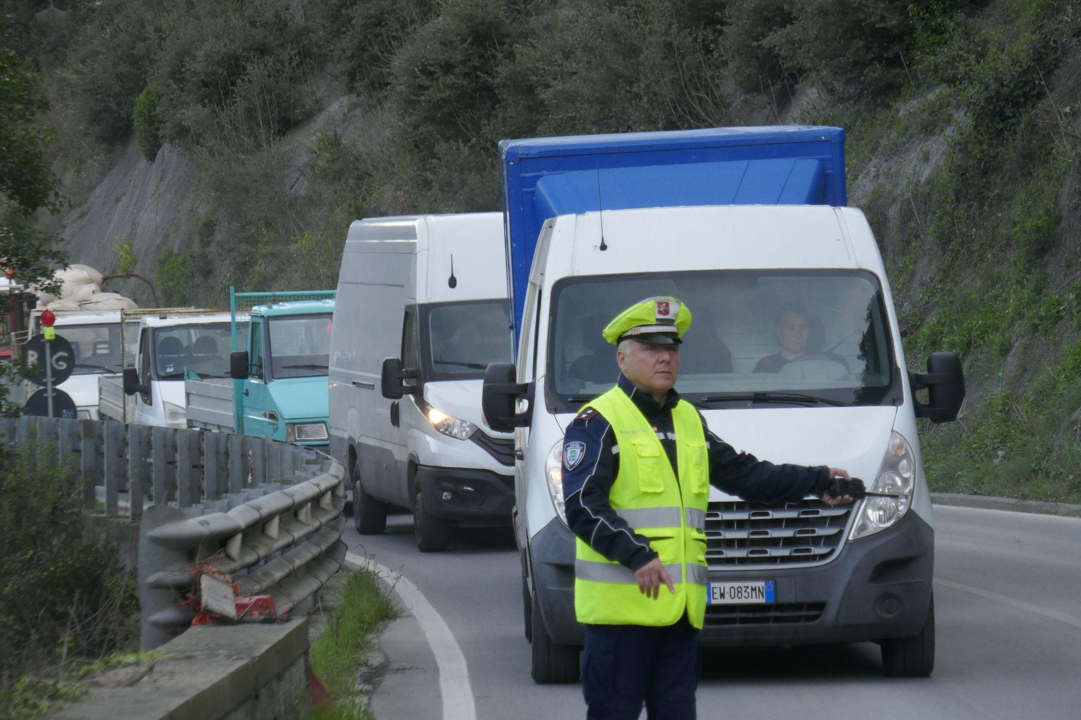 Prato, incubo traffico con solite code. Cantieri più pericolo frane, la ’325’ è sempre un rischio