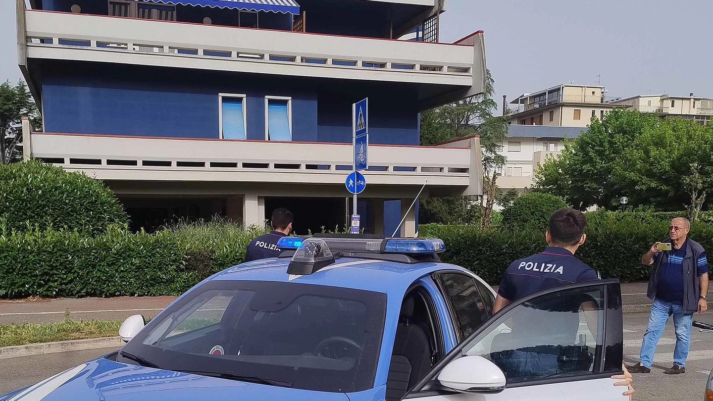 Il palazzo di Viale Giotto dove è avvenuto il delitto: l’intervento della polizia (foto Alessandro Falsetti)