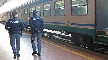 Agenti della Polfer controllano un treno regionale (foto di archivio)