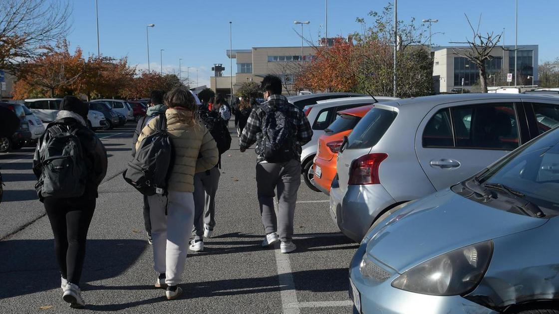 Sos parcheggi al centro commerciale. Cinquanta posti sono inutilizzabili: "Creare spazi in via della Pace"