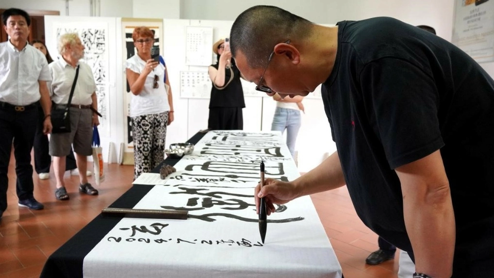 Artigianato, dal Rinascimento alla calligrafia cinese nella mostra ‘Est e Ovest: passato e presente. Zhang Aiguo e Sergio Ferragina’ aperta fino al 14 luglio