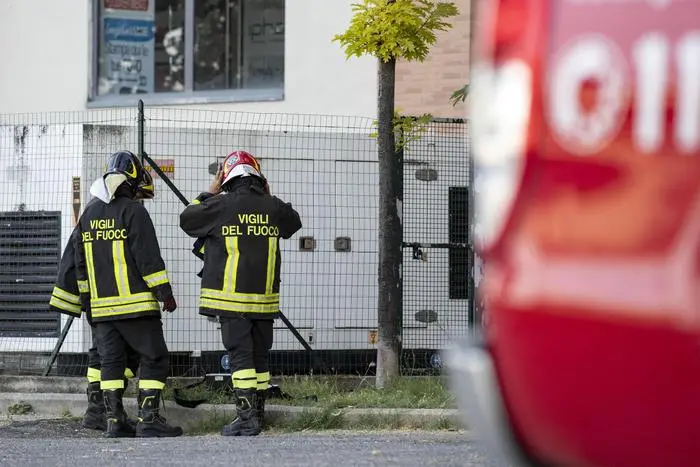 Accende un fuoco per scaldarsi, rischia di morire intossicato