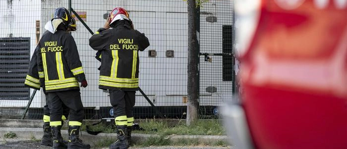 Accende un fuoco per scaldarsi, rischia di morire intossicato