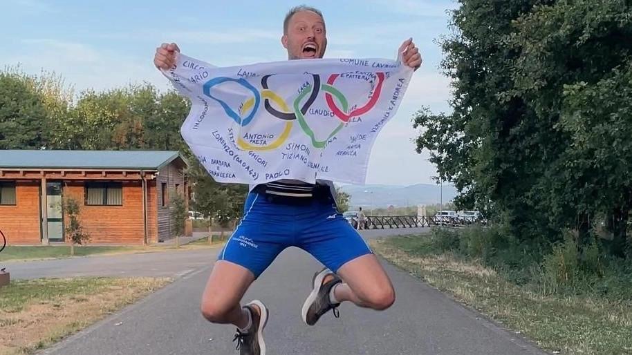 Gaetano Fresa con la bandiera del Comitato internazionale olimpico